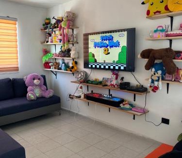 Torreon House | Casa completa, 4 dormitorios, 7 camas dobles, 4 sofá cama, 3 baños 1 en planta baja, cocina equipada, consola Arcade, asador, juguetes para niños, plancha, secadora, cafetera, etc, fraccionamiento privado, zona de vías rápidas y toallas