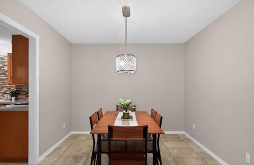 West Arlington House | Casa de Vendedor, 9 mins to Stadium, Sleeps 15!