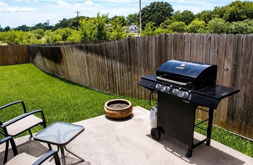 Bryan House | Casa di Vino - Backyard BBQ near Messina Hof