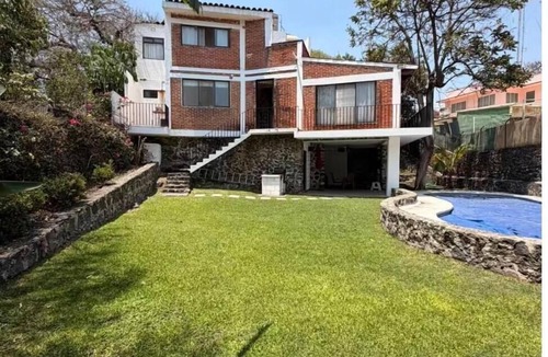 Jiutepec House | Casa rústica en Jiutepec con alberca, jardín y asador ideal para descansar.
