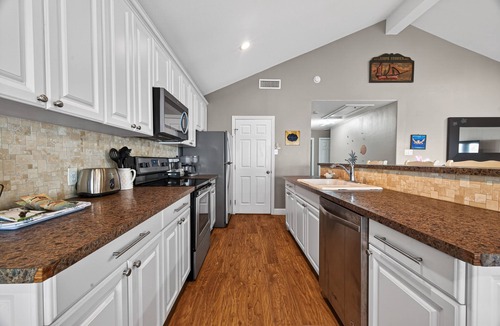 San Luis House | Cast-Away Deck Fishing! Pets! 3 bed 2 bath. Huge fish! House in the water!