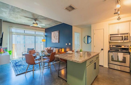 Evans Churchill Apartment | CDT Urban Oasis Pool + Gym + Free Parking and W/D