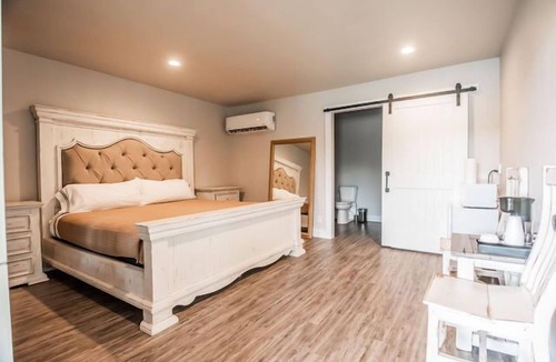 Athens Cabin | Cedar Cove Ranch and Resort - The Lakeview Lodge