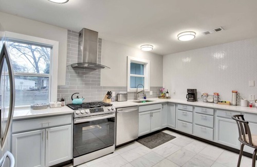 Govalle House | Central Austin 6 Bedroom Gem