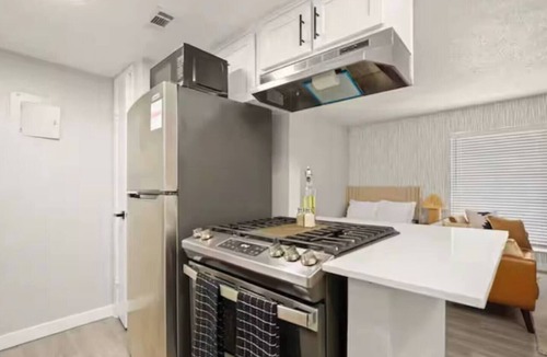 Hyde Park Apartment | Central Austin Parking Sleeps 5 Pet Friendly