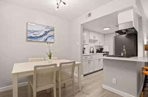 Hyde Park Apartment | Central Austin Parking Sleeps 5 Pet Friendly