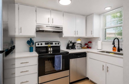 Hancock Apartment | Central Chic 2BR close to UT, Moody Center, & DT