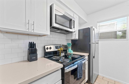 North University Apartment | Central Hyde Park 2BR/2BA close to UT,Moody Center