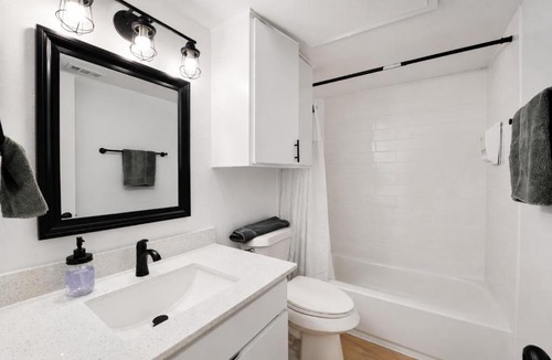 Hancock Apartment | Central Hyde Park 2BR king suites close to UT, Moody Center, DT