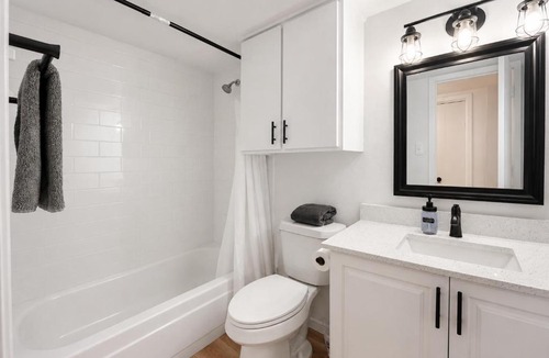 Hancock Apartment | Central Hyde Park 2BR king suites close to UT, Moody Center, DT