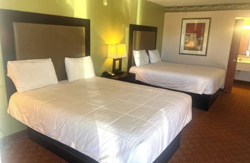 Whitesboro Hotel | Central Location Near Leonard Park - 2 Rooms with 2 Queen Beds - Pet-Friendly