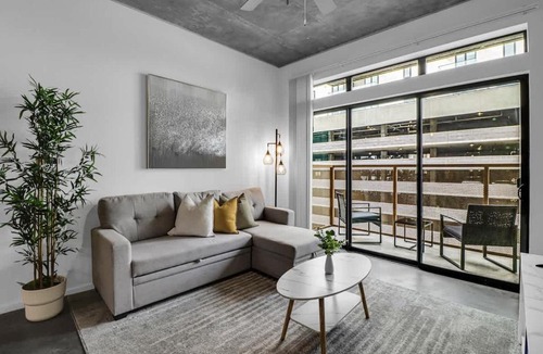 Evans Churchill Apartment | Centric 2BR In HEART of DTPHX Free Garage Parking