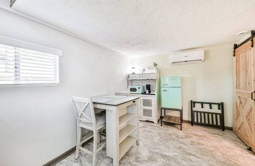 Dickinson Cottage | Charming 1-bedroom cottage in Dickinson,Tx with WiFi,