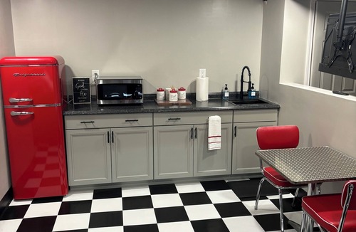 Morrow Apartment | Charming 1-bedroom diner theme apartment with AC and WiFi in Morrow
