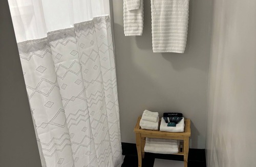 Morrow Apartment | Charming 1-bedroom diner theme apartment with AC and WiFi in Morrow