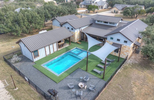 Sabinal House | Charming 1-bedroom pool house in lovely Concan with AC and out door kitchen.