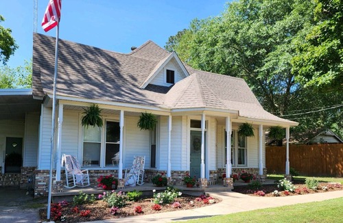 Winnsboro House | Charming 1885 Farmhouse-quiet street-1 minute to downtown and farmer's market!