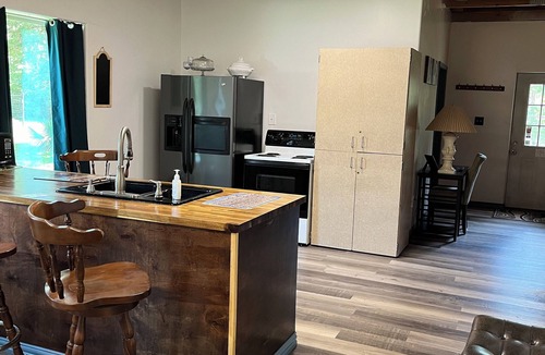 Oakhurst Bed & Breakfast | Charming 2-bedroom bed & breakfast in serene Coldspring with AC, WiFi