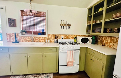 Clarksville House | Charming 2-bedroom bungalow in welcoming Austin with WiFi, AC
