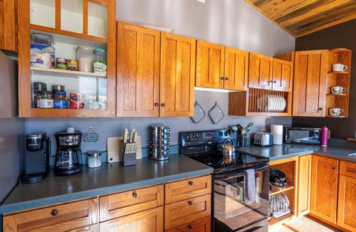 Gardiner Cabin | Charming 2-bedroom cabin with AC in peaceful Gardiner