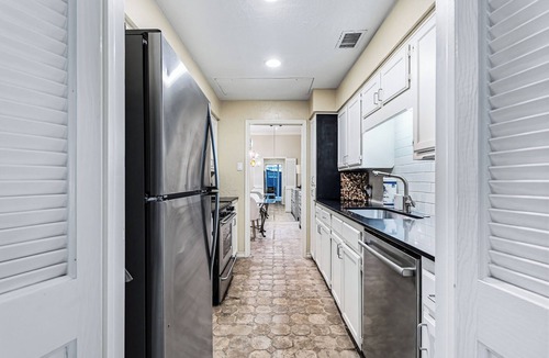 Oak Lawn Condo | Charming 2 Bedroom Holland Condo