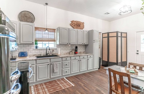 Dennis House | Charming 2-bedroom house in delightful Granbury with WiFi, AC