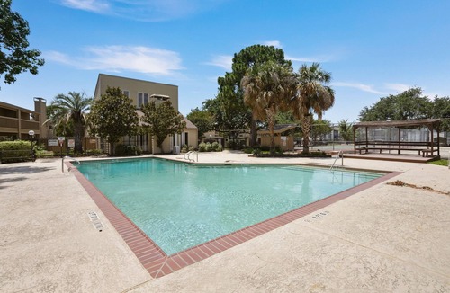 Woodlake - Briar Meadow House | Charming 2-bedroom townhome with WiFi and AC in brilliant Houston