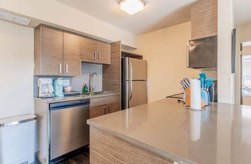 Riverside Apartment | Charming 2BR king beds suite next to DT w/pool