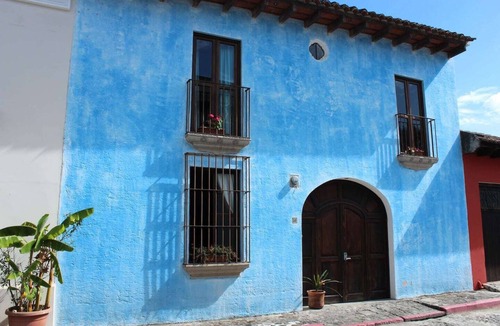 Antigua Guatemala House | Charming 3-bedroom family home in a secure, gated Antigua community. Enjoy a lush garden, volcano views from the terrace, and a spacious kitchen. Fully equipped for a comfortable stay, this peaceful retreat is just a 15-min walk from Central Park.