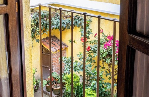 Antigua Guatemala House | Charming 3-bedroom family home in a secure, gated Antigua community. Enjoy a lush garden, volcano views from the terrace, and a spacious kitchen. Fully equipped for a comfortable stay, this peaceful retreat is just a 15-min walk from Central Park.
