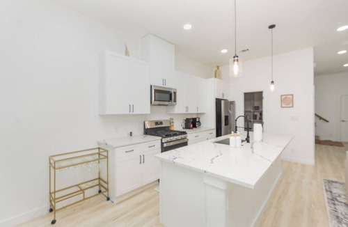 South Arlington Bed & Breakfast | Charming 3-bedroom bed & breakfast with AC, WiFi in Grand Prairie