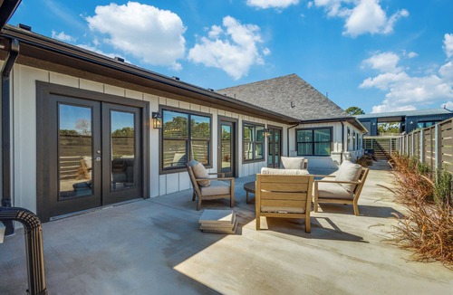 Denton House | Charming 3-bedroom home in Hickory Creek