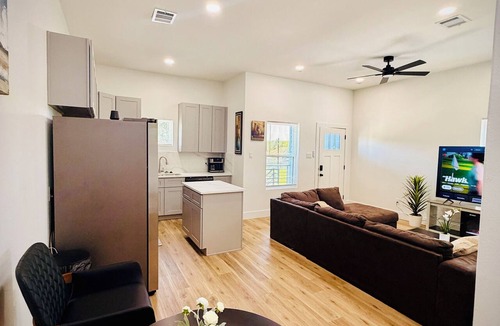 Houston Apartment | Charming 3-bedroom apartment with AC in vibrant Houston