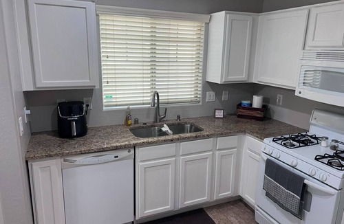 Palm Valley Cottage | Charming 3-bedroom cottage with AC and WiFi in Goodyear