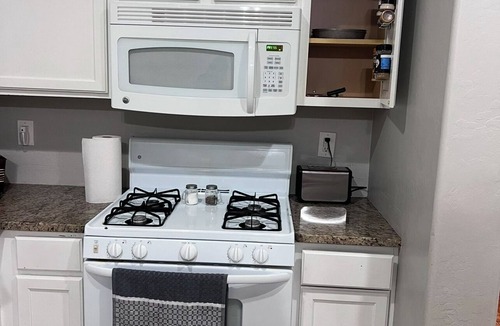 Palm Valley Cottage | Charming 3-bedroom cottage with AC and WiFi in Goodyear
