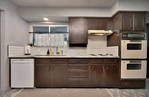 Roanoke House | Charming 3-bedroom Modern Rustic Retreat on 1 acre