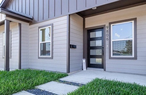Houston House | Charming 3-bedroom retreat just minutes from Downtown Houston with AC, WiFi,
