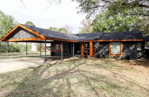 Wake Village House | Charming 3BR Home on Manila