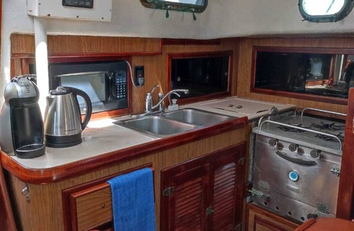 Isla Mujeres Boat Rental | Charming 4-Person Boat Accommodation, 2BR/2BTH