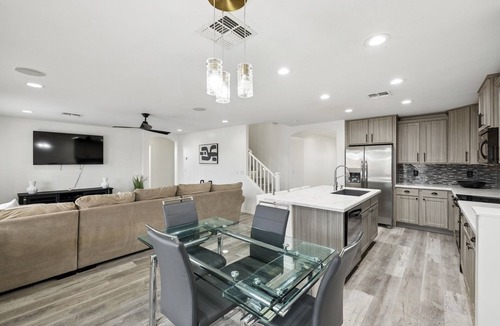 Laredo Ranch House | Charming 5 bedroom house with private pool and hot tub