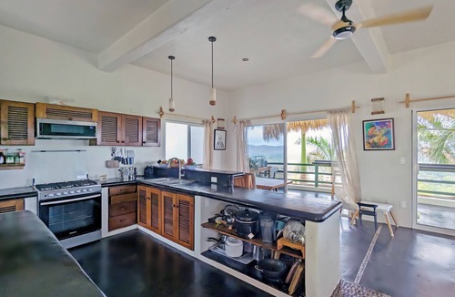 Bajos de Chila House | Charming 5-bedroom house with AC, WiFi in beautiful Bajos de Chila