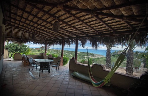 Vinorama House | Charming Beach Bungalow with Ocean View, Starlink and AC!