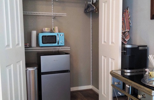 Sugar Land Apartment | Charming Cozy studio in Sugar Land TX with AC, small pets ok.