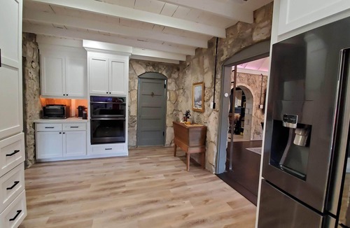 Grey Forest House | Charming Estate Home in Forested Helotes