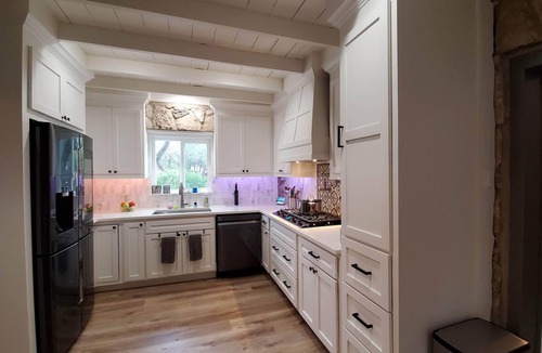 Grey Forest House | Charming Estate Home in Forested Helotes
