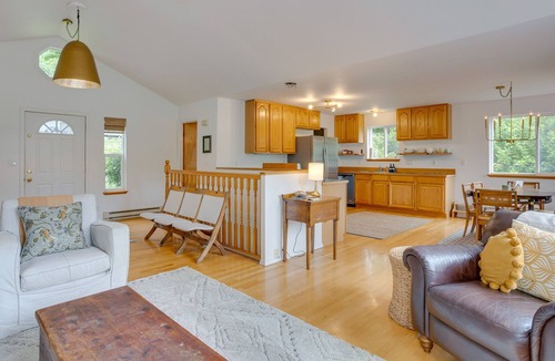 Grapeview Cottage | Charming Grapeview Cottage w/ Deck + Cove Access!