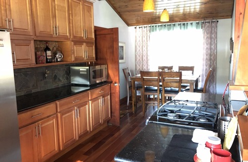 Shoreacres House | Charming historical pet friendly home near the bay
