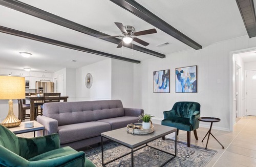 Hurst House | Charming Home Stylishly decorated - Great Location