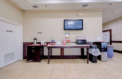 Weslaco Hotel | Charming King Bed Room Near Weslaco Museum - 2 miles | Free Parking