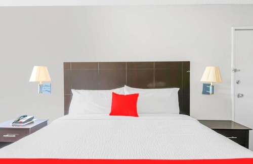Irving Hotel | Charming King Room | Relaxed Irving Stay Close to DFW Airport & Attractions